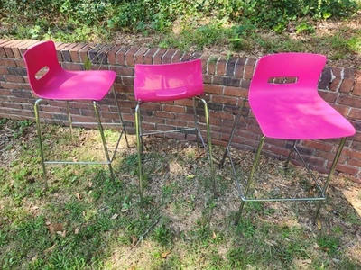 Juego de 3 taburetes Allermuir Casper es un maravilloso ejemplo de elegancia y versatili Foto 1 de 4