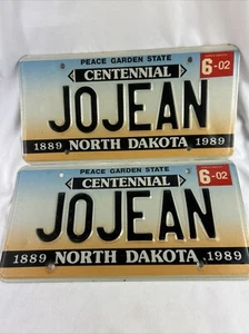 North Dakota Centennial License Plate Set Of 2 JOJEAN 1989 With 2002 Tabs - Foto 1 di 3