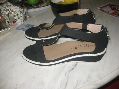 Sandalia deportiva Bettye Muller talla 6 Tristan de EE. UU. cuña cómoda negra blanca  Foto 1 de 4