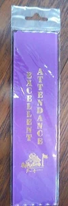 "EXCELENTE ASISTENCIA" Premio 2" x 8" Cintas Estampadas en Lámina -- PAQUETES de 10 - Imagen 1 de 2