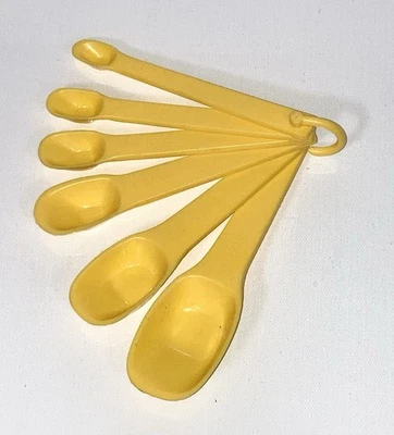 Juego de cucharas medidoras de plástico amarillas de 6 piezas con anillo Foto 1 de 3