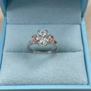 3 pierres IGI 2,17 ct D-VVS2 coupe ovale rose côté laboratoire cultivé or 14 carats - Photo 1 sur 12