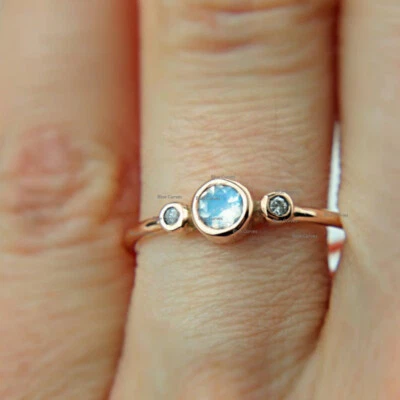 Anillo de tres piedras con diamantes laterales y piedras lunares en oro amarillo de 14 quilates regalo de aniversario Foto 1 de 2