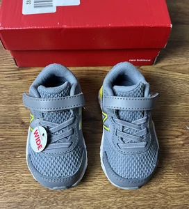 New Balance Kid's 680 V6 Hook and Loop Running Shoe, Size 3 Wide Infant - Picture 1 of 9