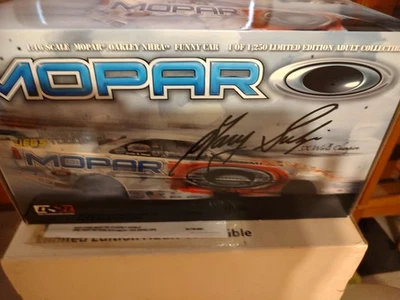 Coche divertido Dodge Stratus de fibra de carbono Gary Scelzi Mopar Oakley NHRA 1:16 Foto 1 de 4