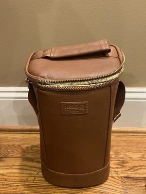 Bolso refrigerador Igloo Luxe aislado aspecto de cuero marrón con correa y forro dorado Foto 1 de 4