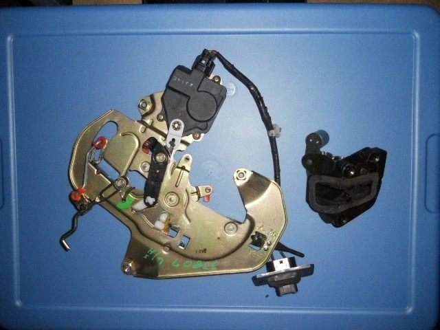 Actuador de cerradura de puerta corredera lado izquierdo del conductor Kia Sedona 2003 Foto 1 de 1