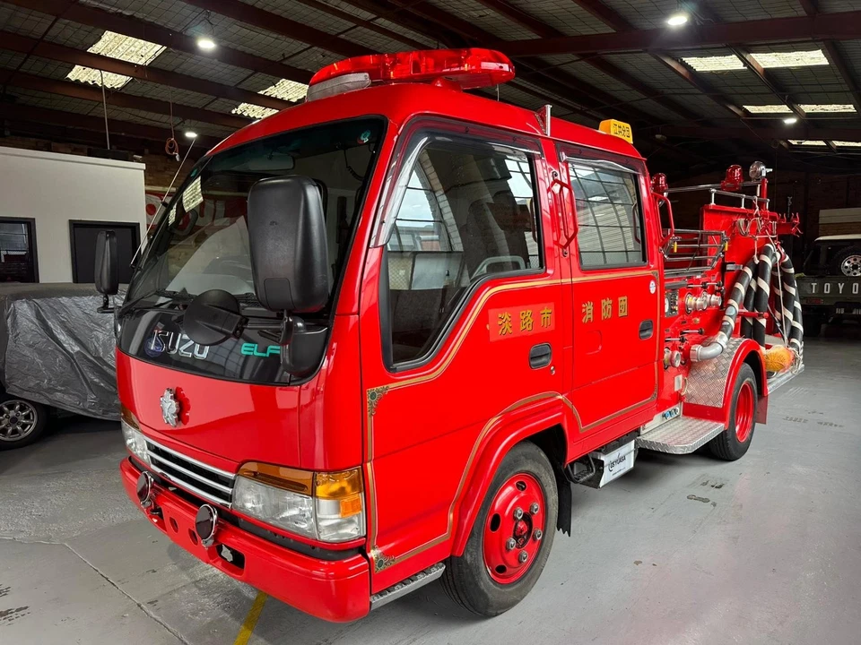 Isuzu Fire Truck, 6 Seater, Genuine 11900km - image 1 of 4
