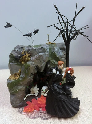 Vestido preto assustador caverna com luzes topo de bolo de casamento Halloween noivo top engraçado - Imagem 1 de 4