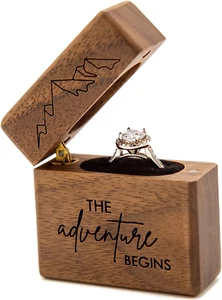 The Adventure Begins Slim Verlobungsring Box - Gravur Holzring Box für - Bild 1 von 7