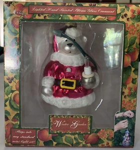Beleuchteter handbemalter mundgeblasener Glasschmuck, Eisbär im Weihnachtsmannanzug - Bild 1 von 2
