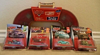 DISNEY CARS ESTUCHE DE CARRERAS Y PISTA CON KIT DE 4 COCHES REVSTER MAX SARGE & KORI *NUEVO* Foto 1 de 4