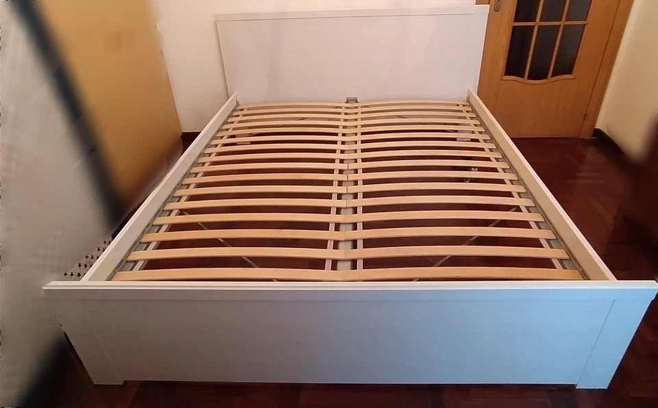 Letto matrimoniale bianco Ikea, completo di 2 basi a doghe per materasso - Immagine 1 di 4