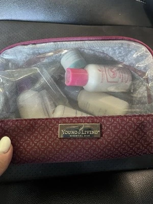 Young Living Aceite Esencial Paquete de Viaje Bon Voyage Champú de Viaje Jabón Corporal Etc Foto 1 de 2