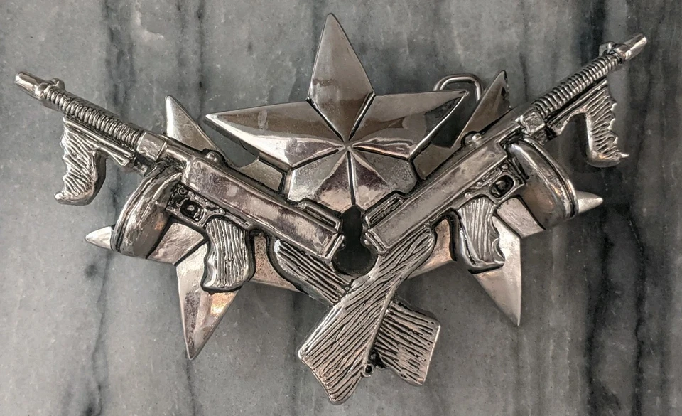 Star & Guns Armas de Fuego Tommy Gun Sub Máquinas Plateado Cromo Hebilla de Cinturón ¿Tema Candente? Foto 1 de 4