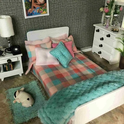 Cama de madera tamaño completo para muñeca Barbie con colchón de 1/4 almohadas y tirar escala 1:6 Foto 1 de 4