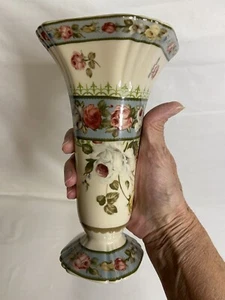 Vaso floreale vintage stile vittoriano con rose alto 8” senza scheggiature o crepe femminile - Foto 1 di 10