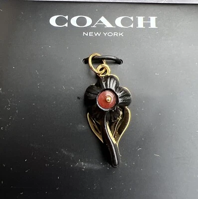 Dije de flores Coach Retail C4938 madera/latón chapado $35 Foto 1 de 4