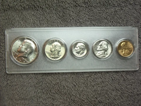 1979 Birth Year Set Choice Brilliant Uncirculated in hard plastic holder Cover