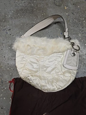 Coach Soho Ski Hobo Blanco Satén Acolchado Bolso de Hombro Piel de Conejo  Foto 1 de 4