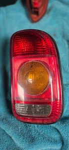 Luz trasera lateral del pasajero derecho Mini Cooper Clubman 2008-2010 usada OEM - Imagen 1 de 2