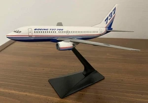 Flight Miniatures Boeing 737-700 Demonstrator scheme 1/200 - Picture 1 of 2