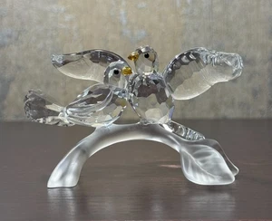 Swarovski Kristall Love Birds Figur auf mattiertem Ast - signiertes Schwanenzeichen - Bild 1 von 5
