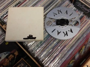 Bobina a bobina originale vintage AKAI (7") pollici alluminio fustellato metallo R2R - Foto 1 di 15