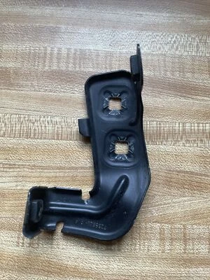 2012-2016 宝马 128I F30 右前挡泥板安装/支架 7255822 — 第 1/4 张图片