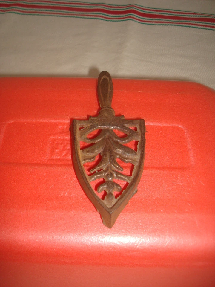 Minuscule repose fer à repasser Gendarme ancien 230dc22 - Photo 1/1