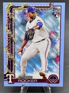 2025 Topps Holiday Kumar Rocker Rookie blu chiaro metallizzato #H148 Rangers RC - Foto 1 di 2