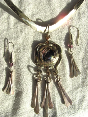 Juego de collar, colgante y pendiente artesanal M. Schwade de cobre y bronce Foto 1 de 4