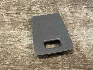 Cubierta de fusible interior Toyota Sequoia Tundra 2001-07 55545-0C010 gris B usada - Imagen 1 de 4