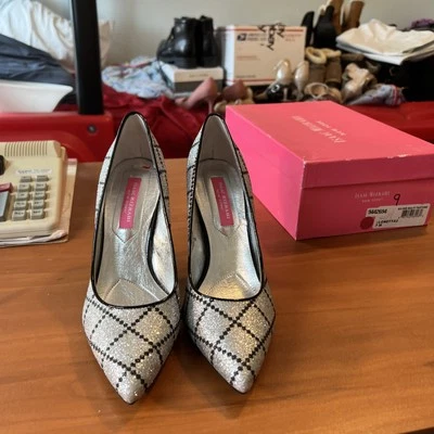 Nuevos zapatos de salón Isaac Mizrahi plateados y negros. Talla 7M.   Foto 1 de 4