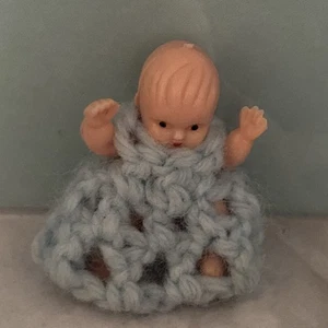 Gummi Neugeborene kleine Baby Puppe 1 1/4" mit blauem Häkelkleid Spielhaus Spielzeug - Bild 1 von 4
