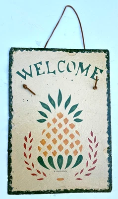 殖民地石板欢迎菠萝标志带皮革衣架 - 手工涂漆 - 10 x 14 — 第 1/4 张图片