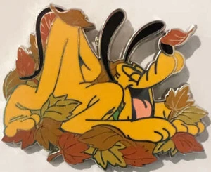 Pluto spielt im Herbstlaub Mystery Box Disney Pin B04 - Bild 1 von 1