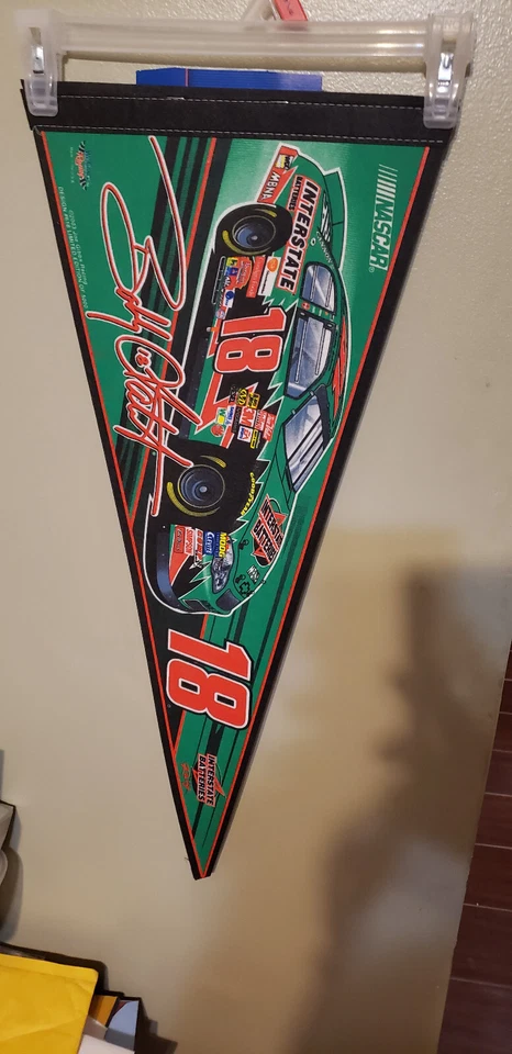 BANDERÍN DE FIELTRO NASCAR BOBBY LABONTE RACING 11/11/23 Foto 1 de 1