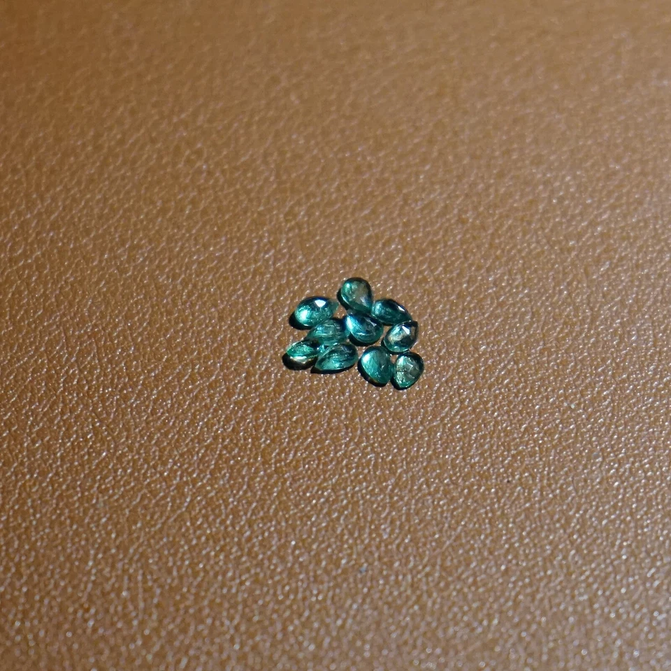 Lote de 10 esmeraldas naturales en forma de pera (2-3 mm), piedras sueltas facetadas verdes vívidas Foto 1 de 4