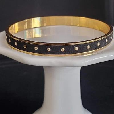 Brazalete Kate Spade Chapado en Negro y Oro con Tachuelas Remaches Firmado Foto 1 de 4