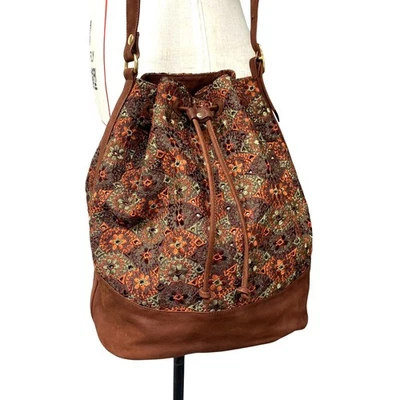 Bolso cubo Nando Muzi para mujer bordado floral con cordón Foto 1 de 4