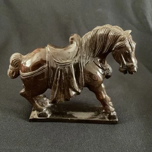 Vintage Pferdestatuette im Tang-Stil ~ handgeschnitzter Kriegspferd aus poliertem Stein - Bild 1 von 10