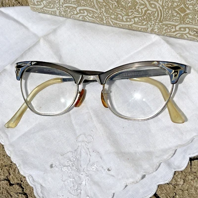 Monturas y estuche con cierre de anteojos de diseñador de delfines negros y plateados 10K GF de colección años 60 Foto 1 de 4