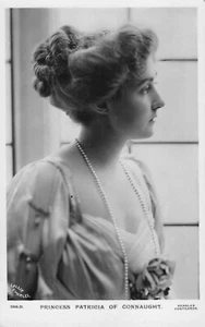 POSTCARD - ROYALITY- HRH PRINCESS PATRICIA OF CONNAUGHT - BEAGLES REAL PHOTO - Picture 1 of 2