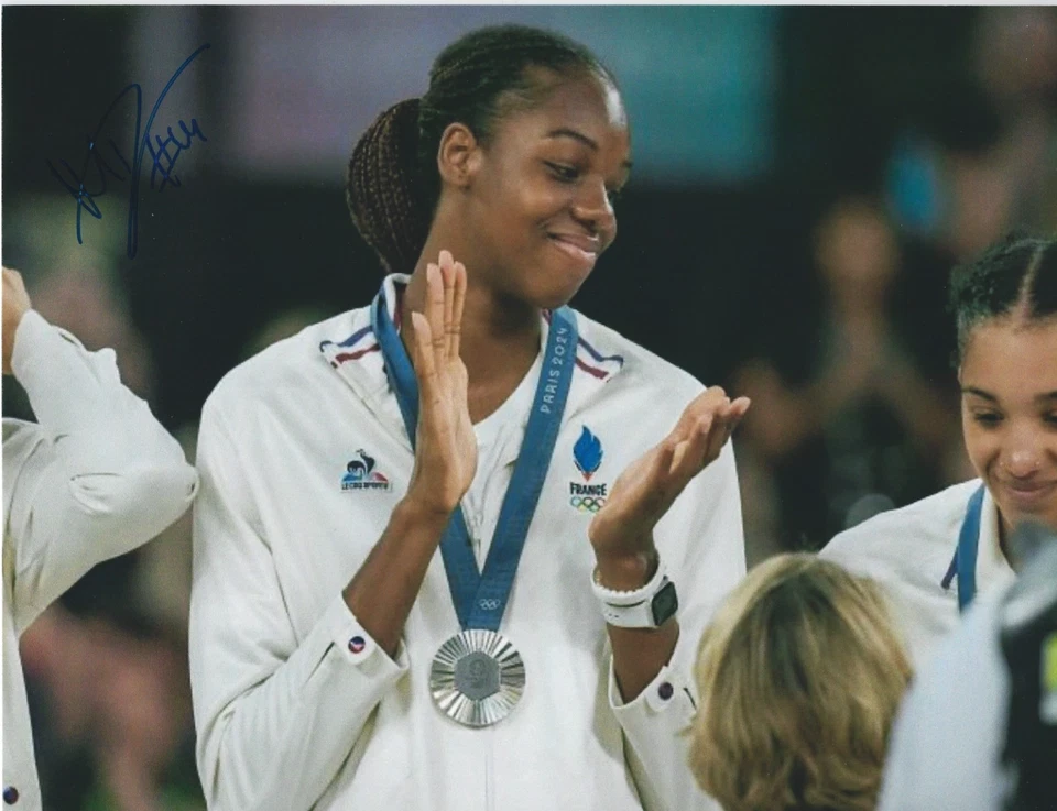 DOMINIQUE MALONGA Signed 8.5 x 11 Photo WNBA Basketball SEATTLE STORM France - Image 1 of 1