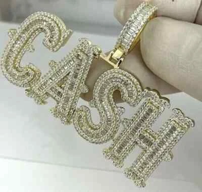 Colgante con letras en efectivo de diamantes creados en laboratorio de 3 quilates acabado en oro amarillo de 14 quilates Foto 1 de 4