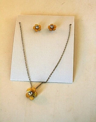 Collar y pendientes colgantes Guess tono plata amarillo pálido flores y cristal Foto 1 de 2