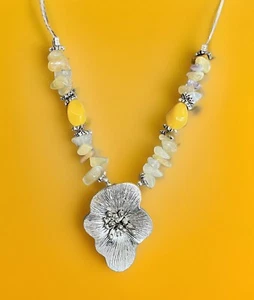 Bright Yellow Agate Chip Bead & Silver Tone Flower Pendant Boho Necklace 284 - Picture 1 of 7