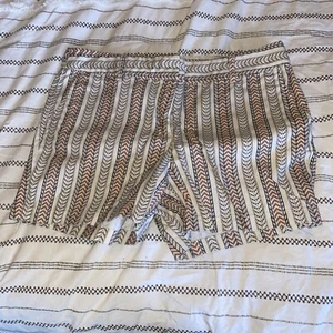 NWOT Dalia Ladies Earthtones Tribal Pattern Chino Style Shorts Size 8 - Picture 1 of 3