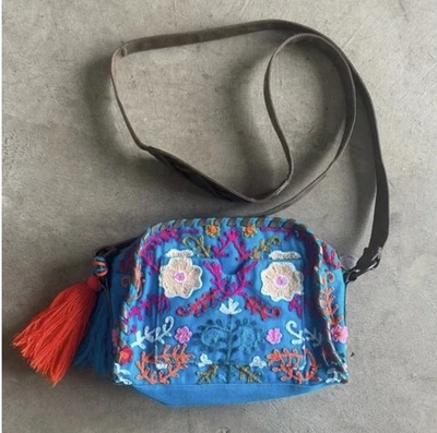 Big Buddha Azul con Monedero Floral Bordado Multicolor, Bolso/Brossbody 9” x 6” Foto 1 de 4